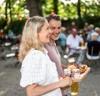 Paar im Biergarten