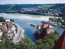 Fluss mit Burg und Schiff