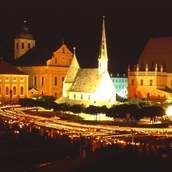 Kirche bei Nacht