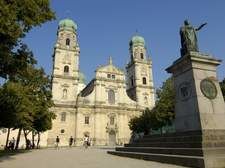 Kirche mit Denkmal