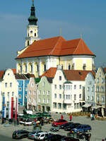 Kirche mit Parkplatz