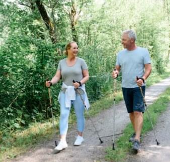 Paar Nordic Walking Wald