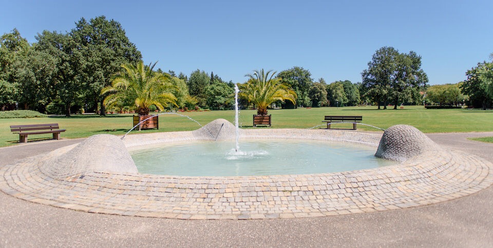 Springbrunnen mit Palmen